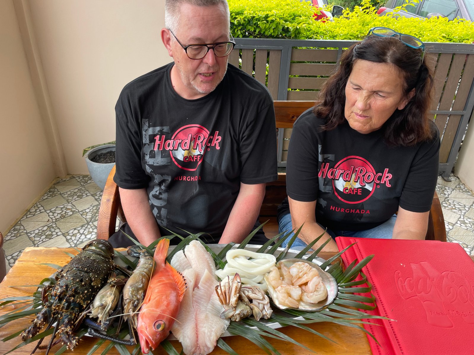 couple-with-seafood-platter-01