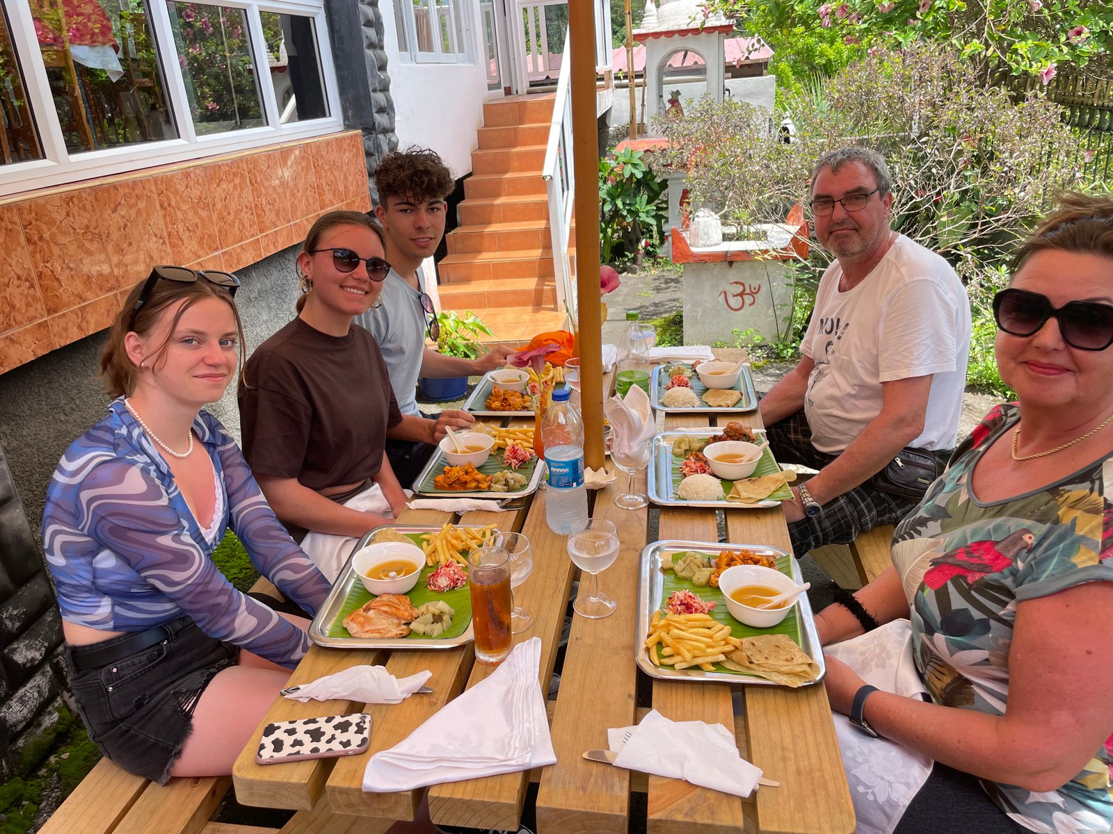 group-dining-at-outdoor-table-02