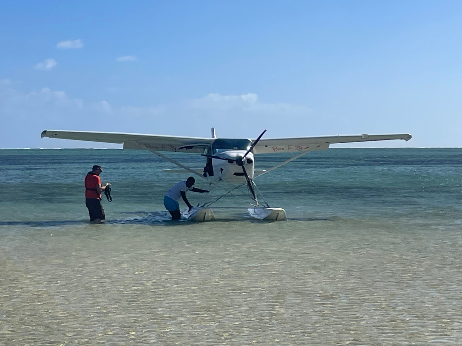 seaplane-and-people-in-lagoon-01