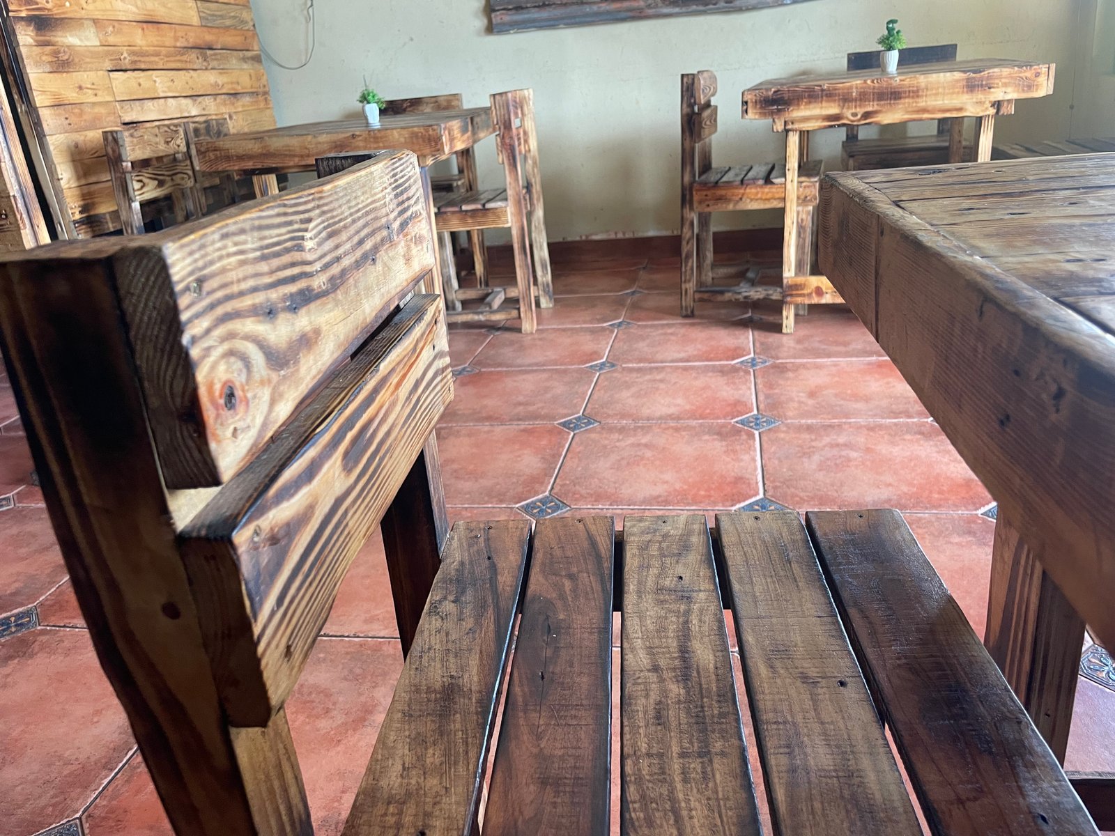 wooden-furniture-in-restaurant-01